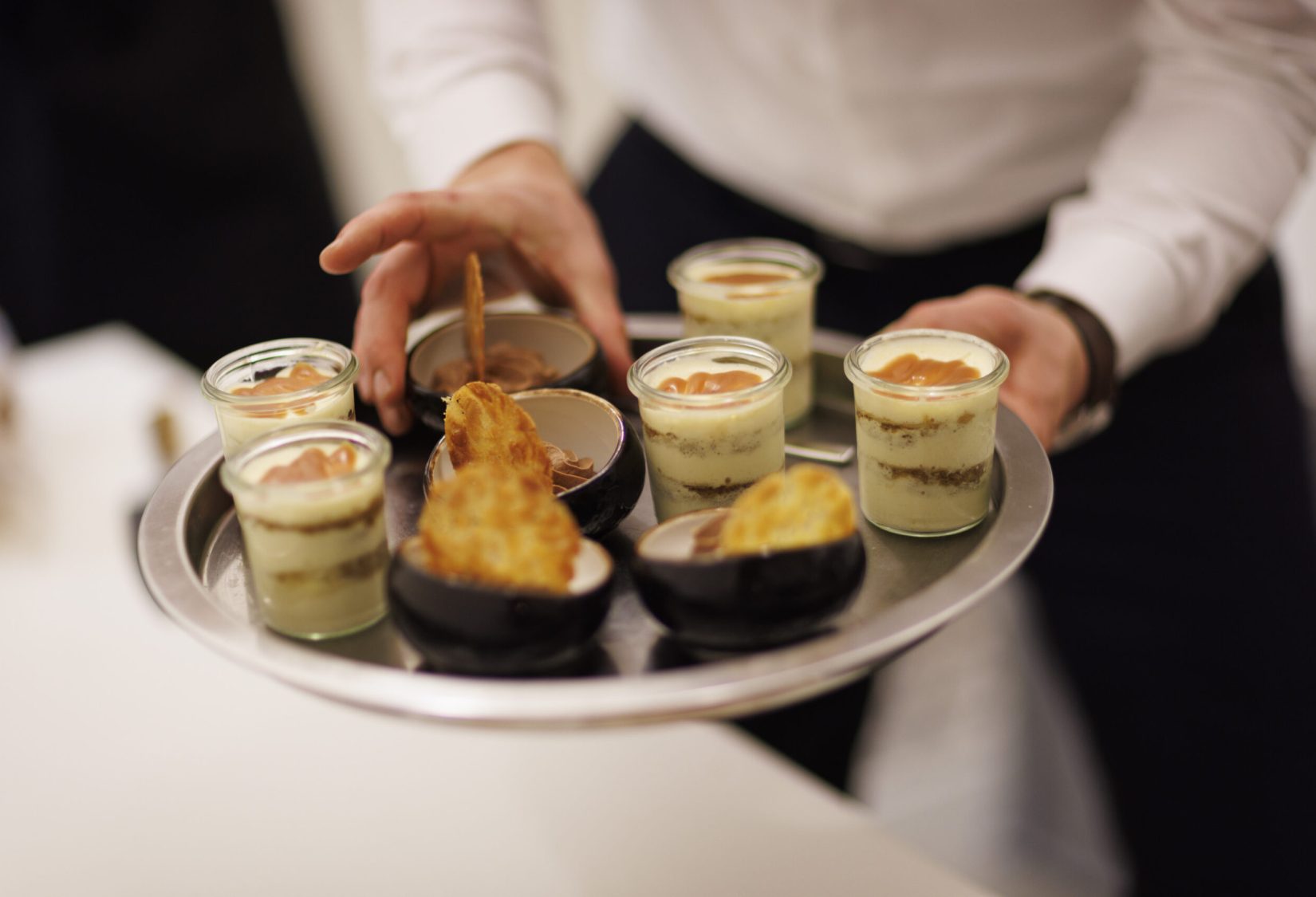 Dessert auf Tablett